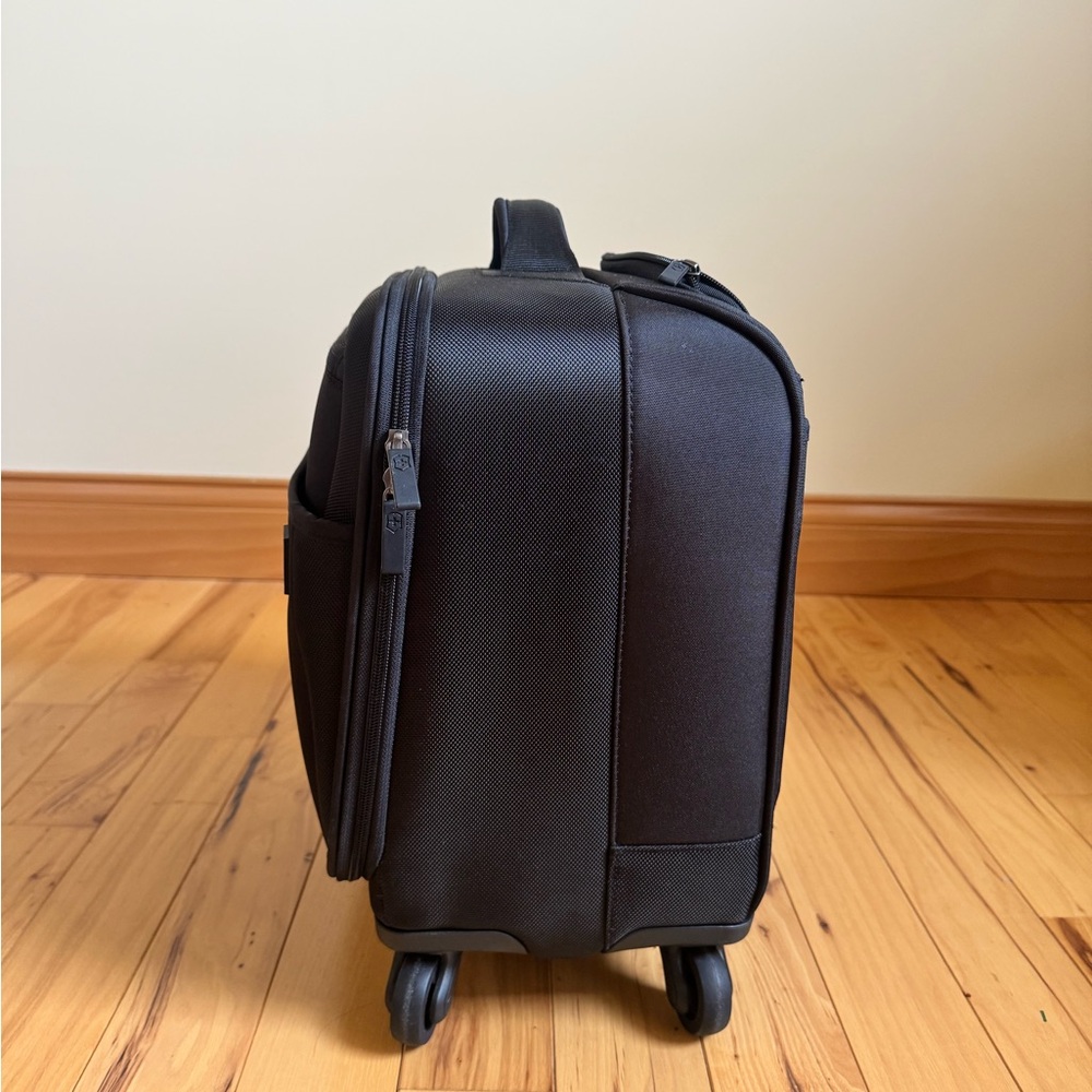 Victorinox Avolve 2.0 15” Carry On Overnight Spinner Suitcase - Picture 5 of 14